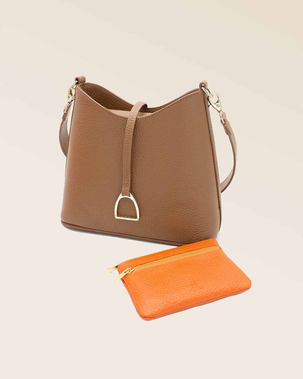 Notre sac Mini Cob en cuir façon vigogne fauve vu en studio avec le porte-monnaie Capucine en cuir façon vigogne orange.
