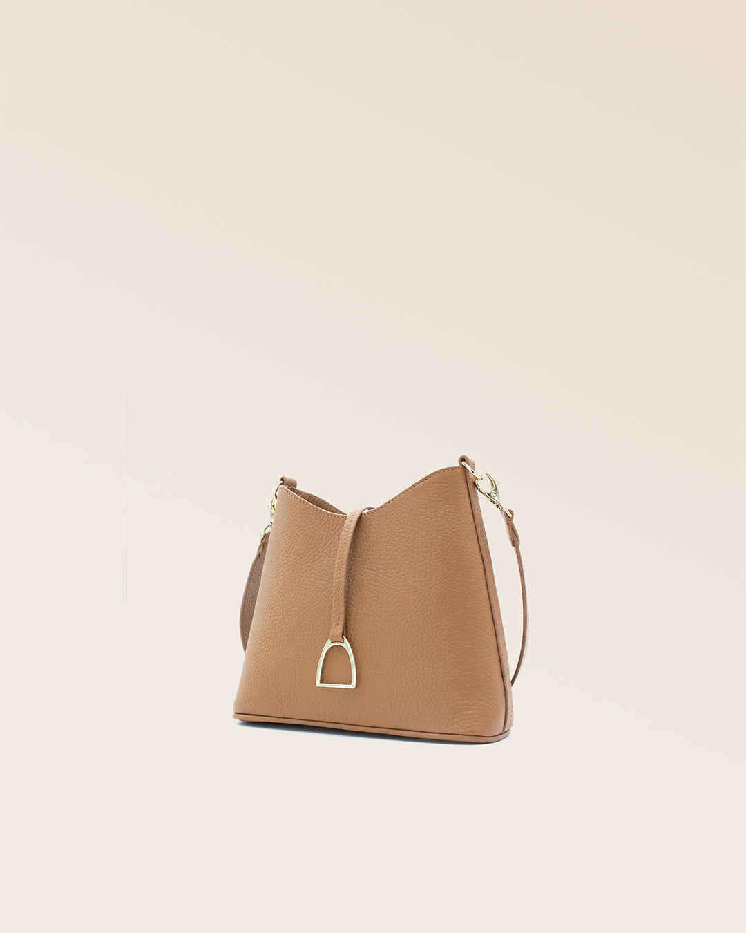 Notre sac Mini Cob en cuir façon vigogne fauve vu de quart en studio.