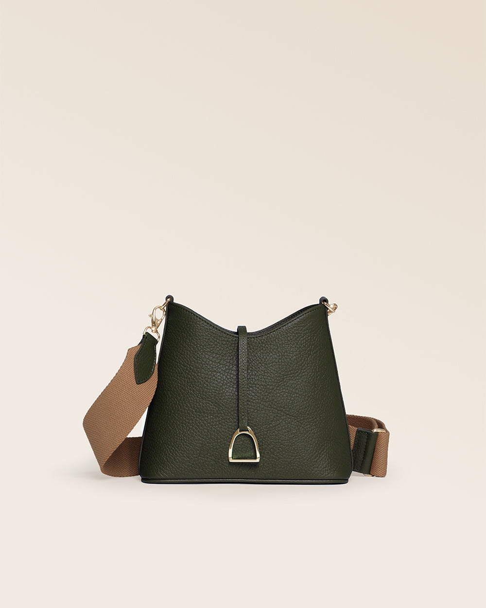 Notre sac Cob Renouard dans sa version Mini modèle, cuir façon vigogne kaki et bandoulière coton ; vu de face en studio.