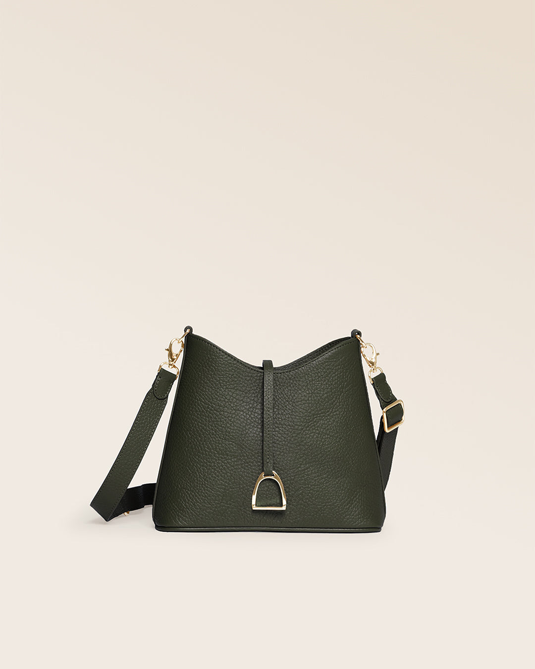 Notre sac Cob Renouard dans sa version Mini modèle, cuir façon vigogne kaki et bandoulière cuir ; vu de face en studio.