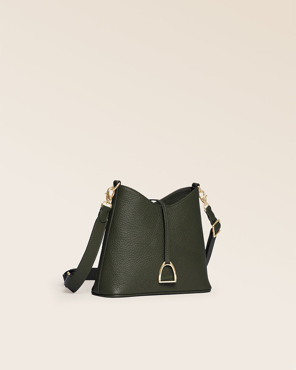 Notre sac Cob Renouard dans sa version Mini modèle, cuir façon vigogne kaki et bandoulière cuir ; vu de quart en studio.