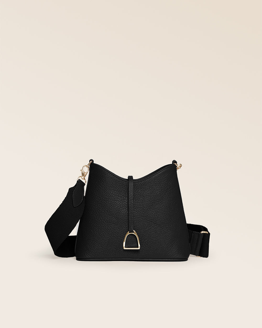Notre sac Cob Renouard dans sa version Mini modèle, cuir façon vigogne noir et bandoulière coton ; vu de face en studio.