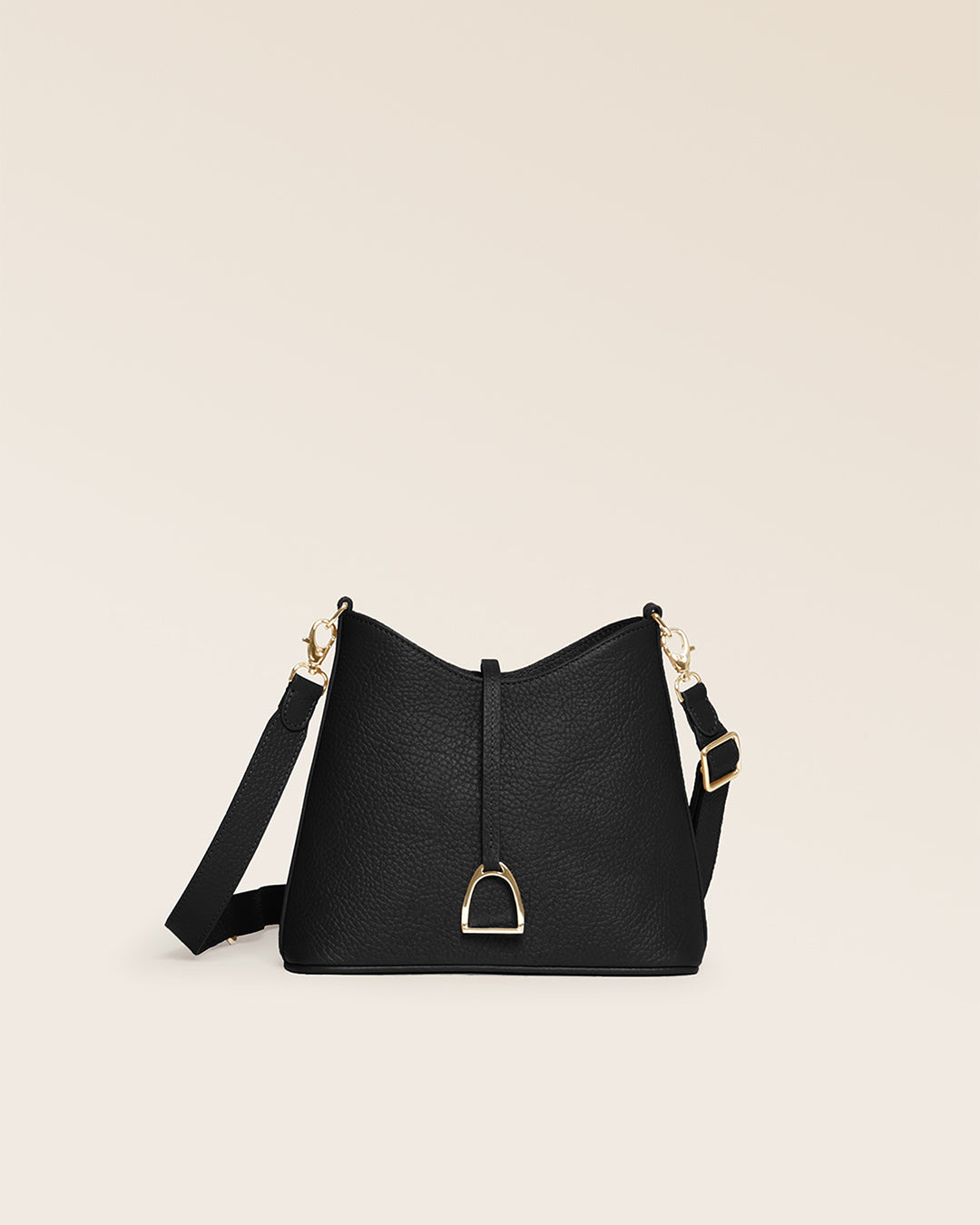 Notre sac Cob Renouard dans sa version Mini modèle, cuir façon vigogne noir et bandoulière cuir ; vu de face en studio.