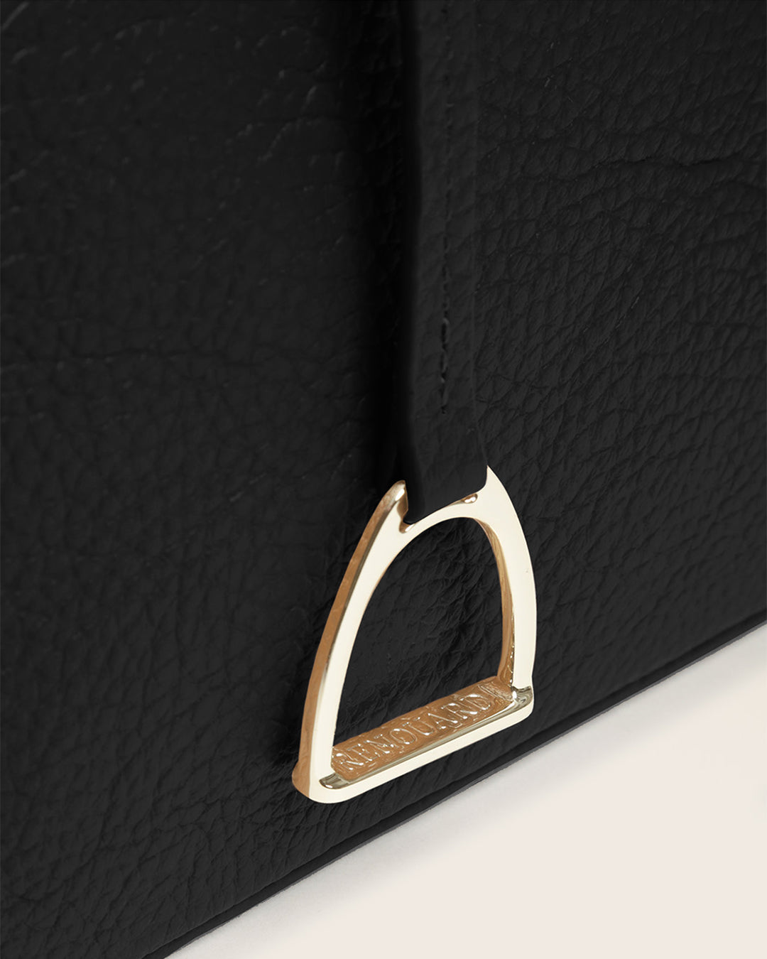Notre sac Cob Renouard dans sa version Mini modèle, cuir façon vigogne noir et bandoulière cuir ; vu de près en studio.