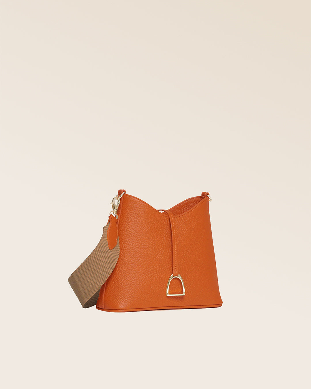 Notre sac Cob Renouard dans sa version Mini modèle, cuir façon vigogne orange et bandoulière coton ; vu de quart en studio.