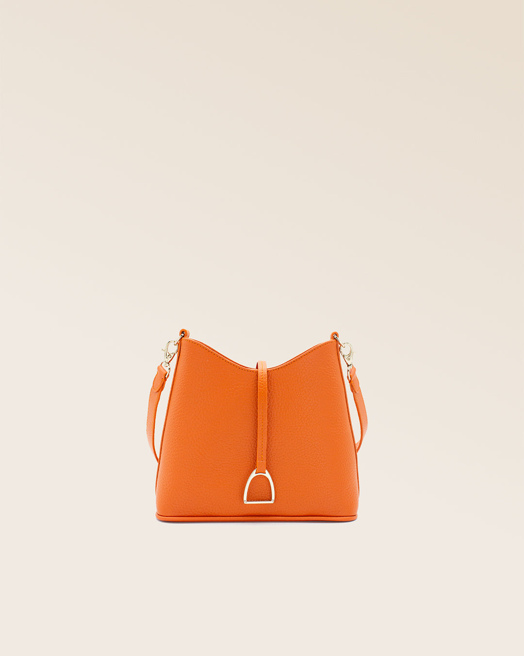 Notre sac Mini Cob en cuir façon vigogne orange vu de face en studio.