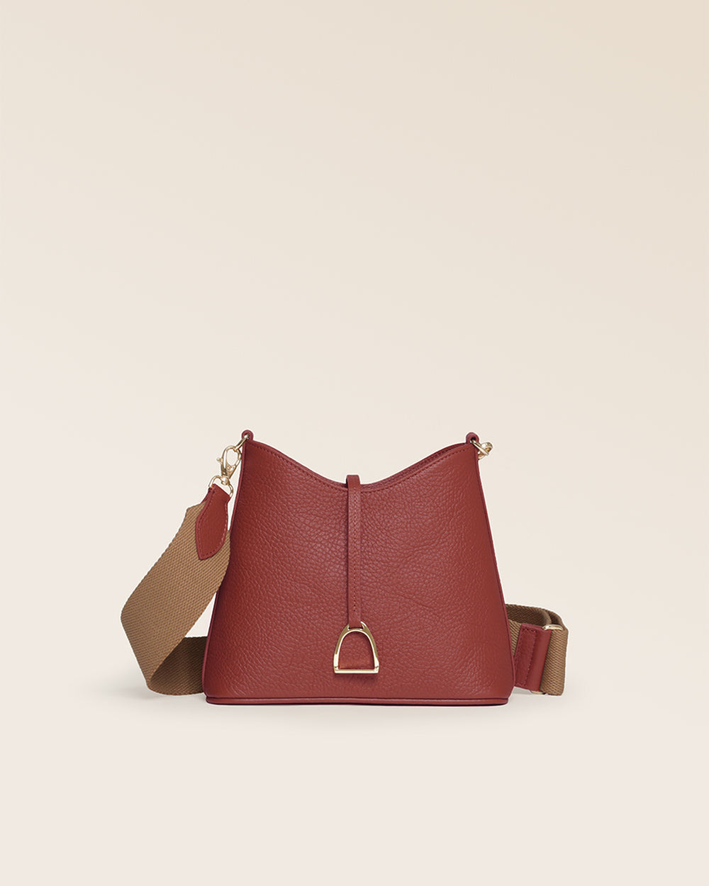 Notre sac Cob Renouard dans sa version Mini modèle, cuir façon vigogne  terracotta et bandoulière coton ; vu de face en studio.