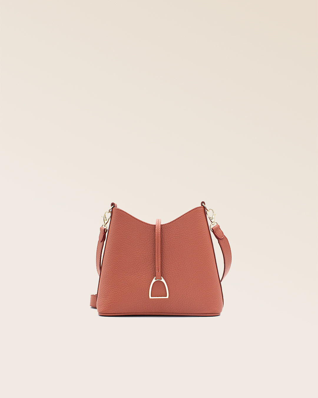 Notre sac Mini Cob en cuir façon vigogne terracotta vu de face en studio.