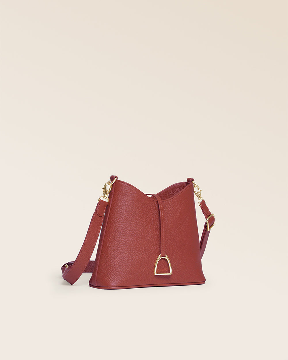Notre sac Cob Renouard dans sa version Mini modèle, cuir façon vigogne  terracotta et bandoulière cuir ; vu de quart en studio.