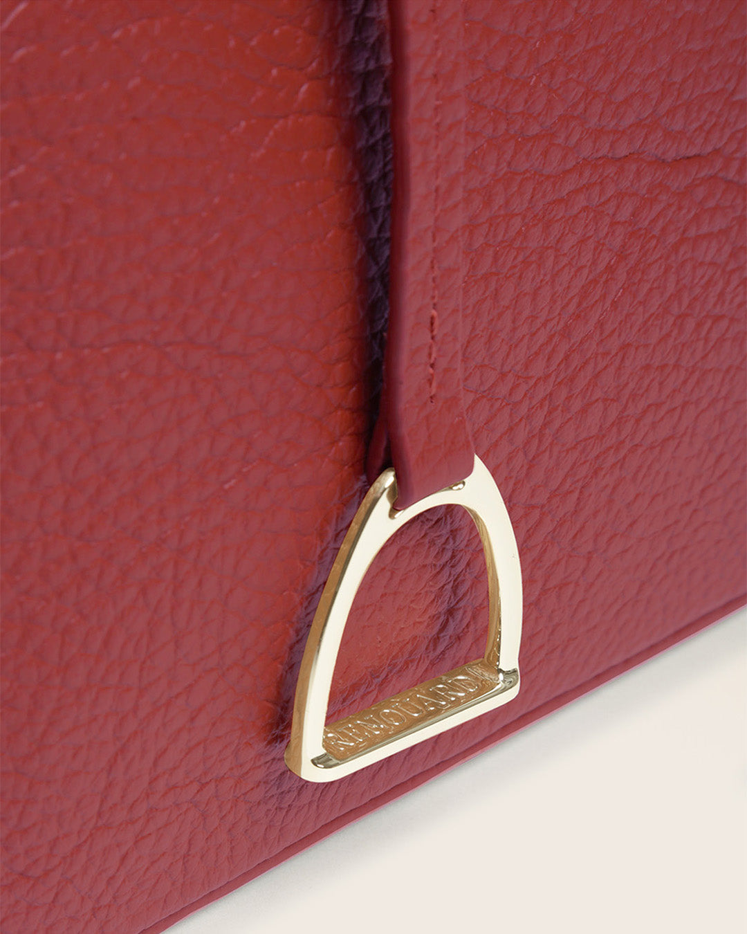Notre sac Cob Renouard dans sa version Mini modèle, cuir façon vigogne  terracotta et bandoulière cuir ; vu de près en studio.