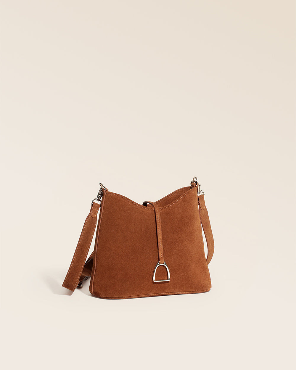 Notre sac Cob Renouard dans sa version Mini modèle, en cuir veau velours noisette et bandoulière cuir ; vu de quart en studio.