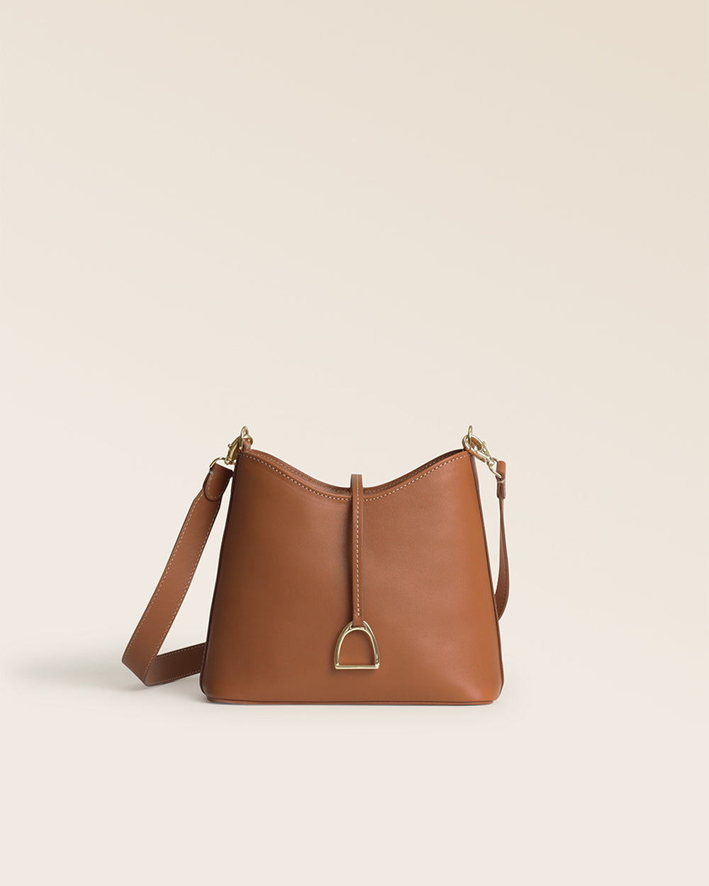 Notre sac Cob Renouard dans sa version Mini modèle, en cuir vintage camel et bandoulière cuir ; vu de face en studio.