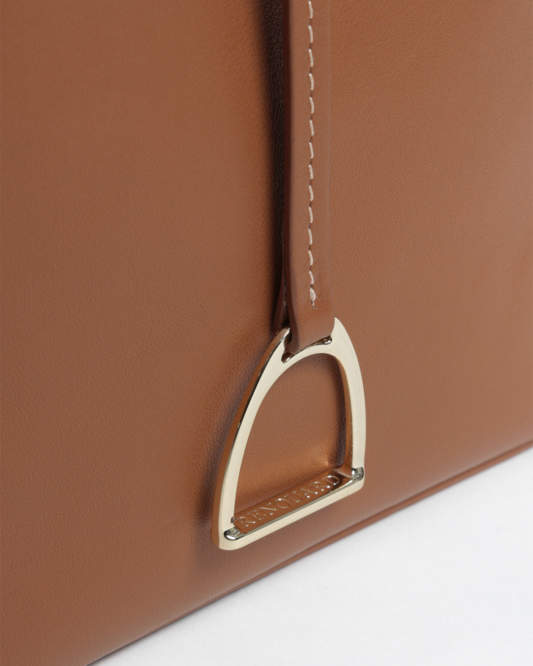 Notre sac Cob Renouard dans sa version Mini modèle, en cuir vintage camel et bandoulière cuir ; vu de près en studio.