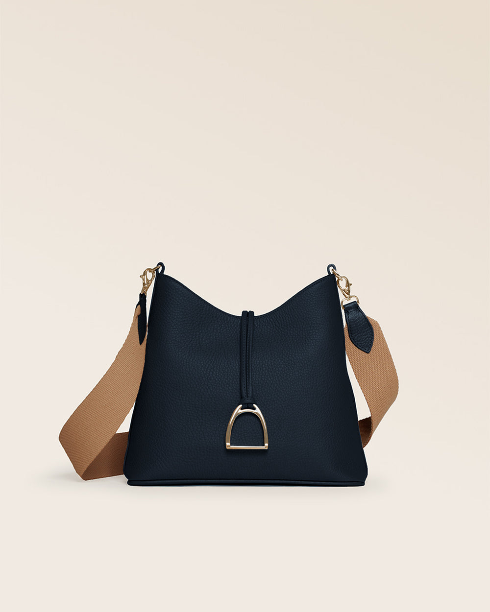 Notre sac Petit Cob Renouard en cuir façon vigogne bleu marine, accessoires dorés et bandoulière coton ; vu de face en studio.