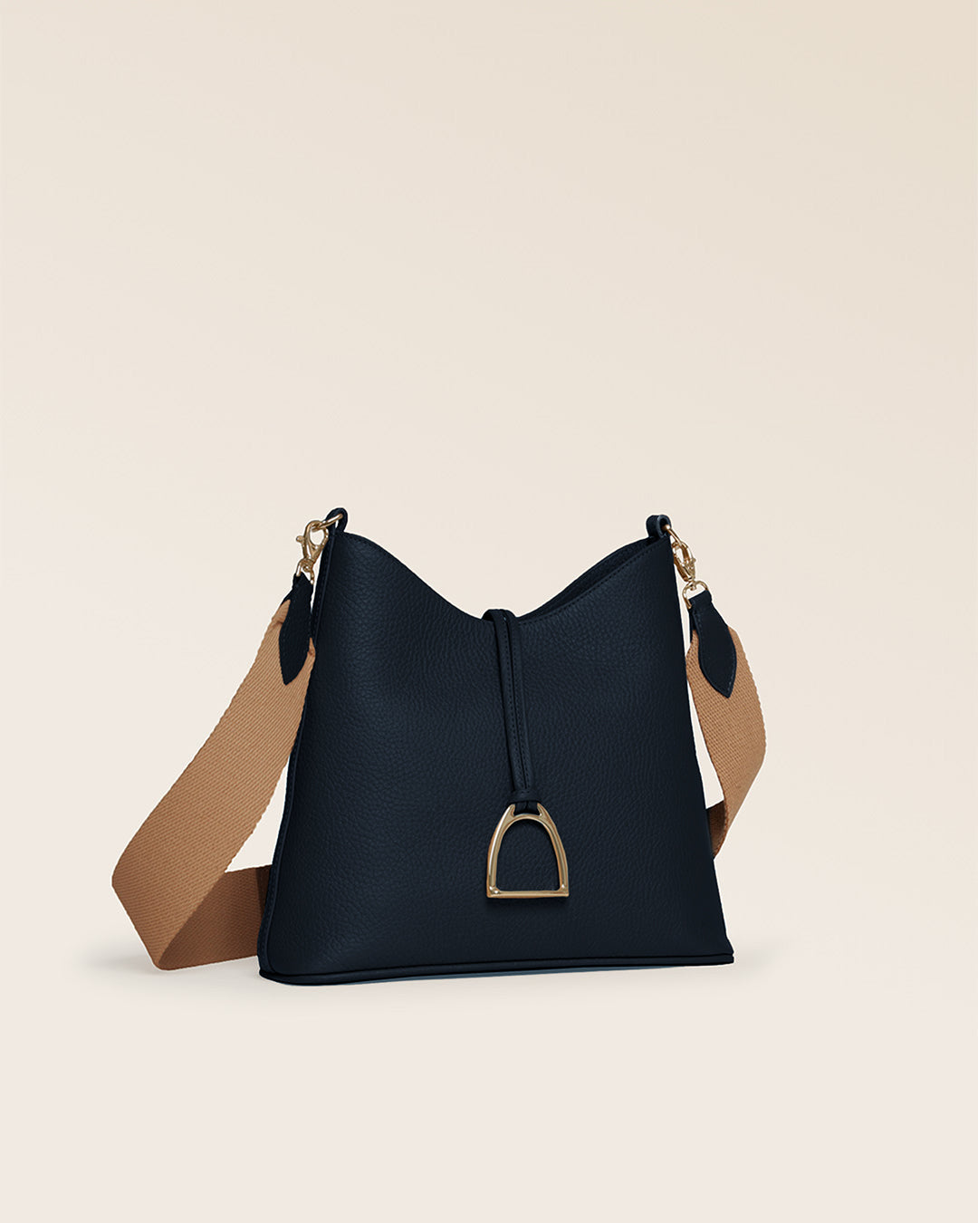 Notre sac Petit Cob Renouard en cuir façon vigogne bleu marine, accessoires dorés et bandoulière coton ; vu de quart en studio.