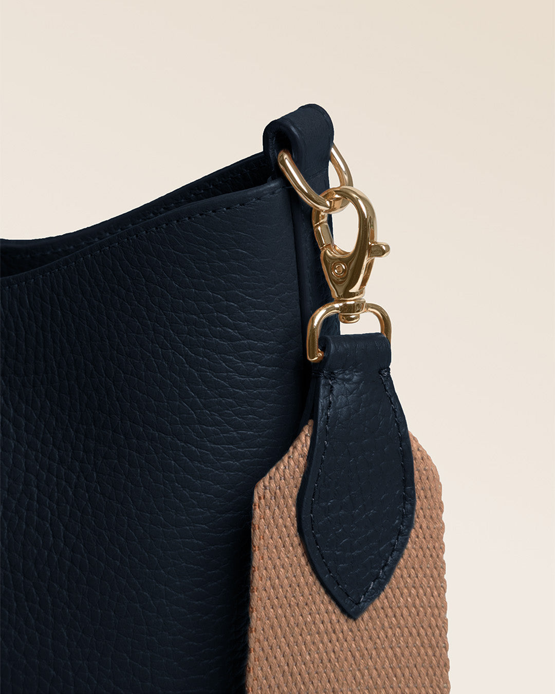 Notre sac Petit Cob Renouard en cuir façon vigogne bleu marine, accessoires dorés et bandoulière cuir ; vu de près en studio.