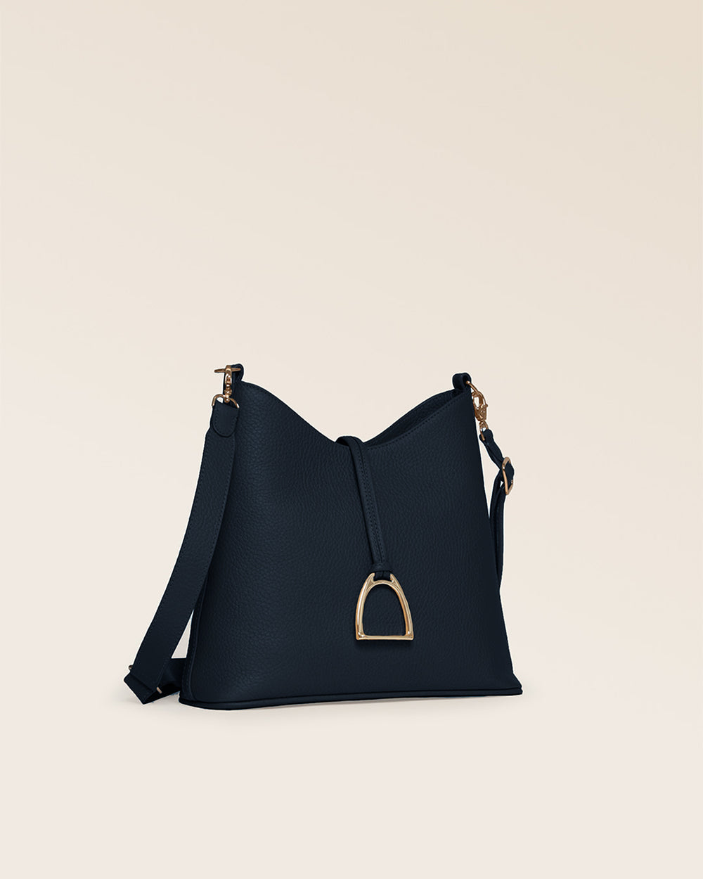 Notre sac Petit Cob Renouard en cuir façon vigogne bleu marine, accessoires dorés et bandoulière cuir ; vu de quart en studio. #bandoulière_cuir