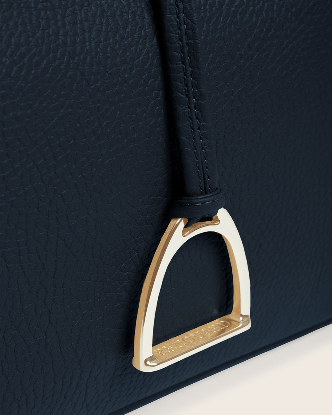 Notre sac Petit Cob Renouard en cuir façon vigogne bleu marine, accessoires dorés et bandoulière cuir ; vu de près en studio.