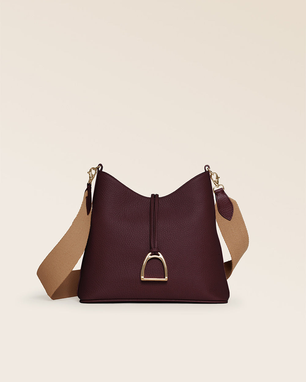 Notre sac Cob Renouard dans sa version Petit modèle, cuir façon vigogne bordeaux et bandoulière coton ; vu de face en studio.