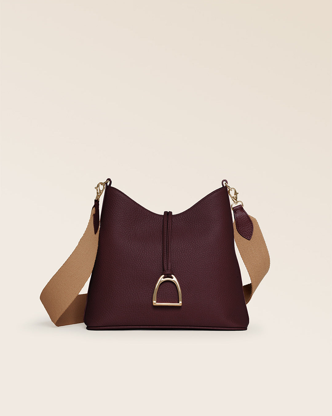 Notre sac Cob Renouard dans sa version Petit modèle, cuir façon vigogne bordeaux et bandoulière coton ; vu de face en studio.