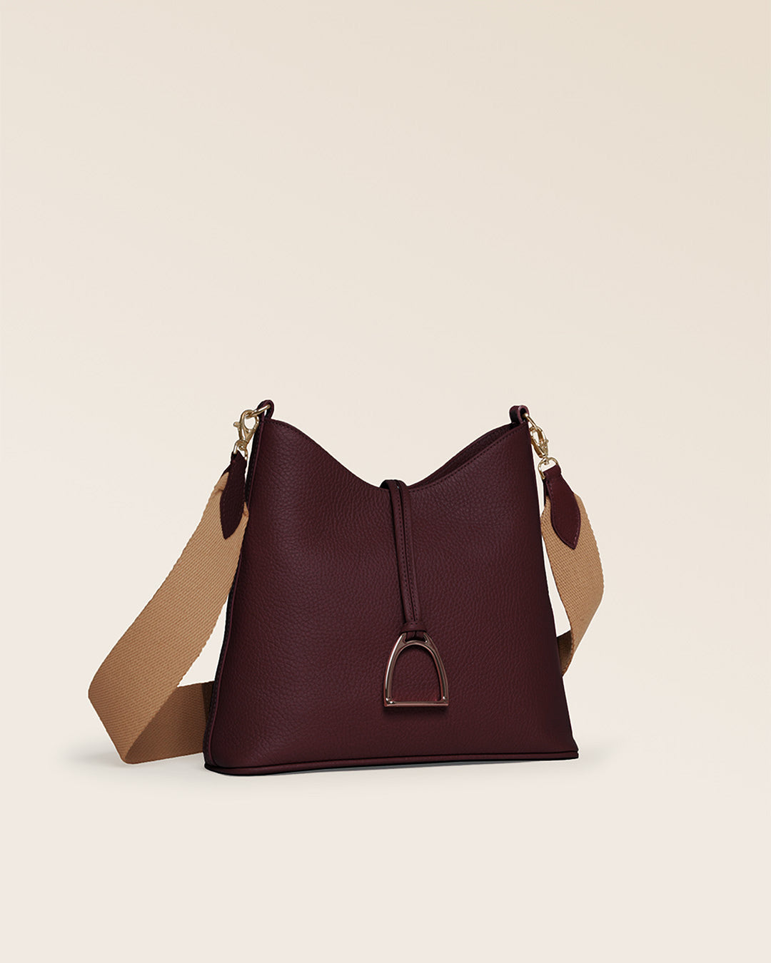 Notre sac Cob Renouard dans sa version Petit modèle, cuir façon vigogne bordeaux et bandoulière coton ; vu de quart en studio.