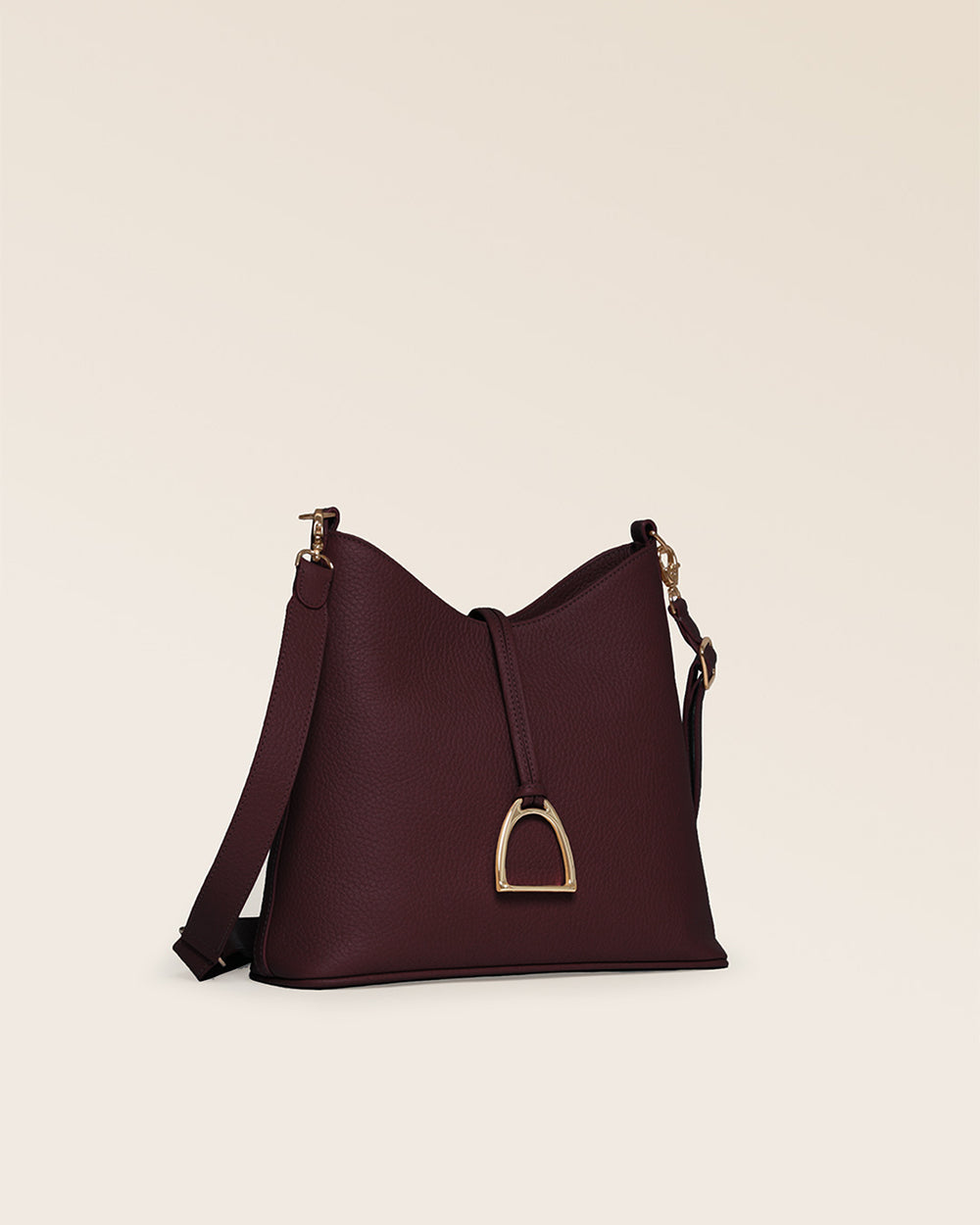 Notre sac Cob Renouard dans sa version Petit modèle, cuir façon vigogne bordeaux et bandoulière cuir ; vu de quart en studio.