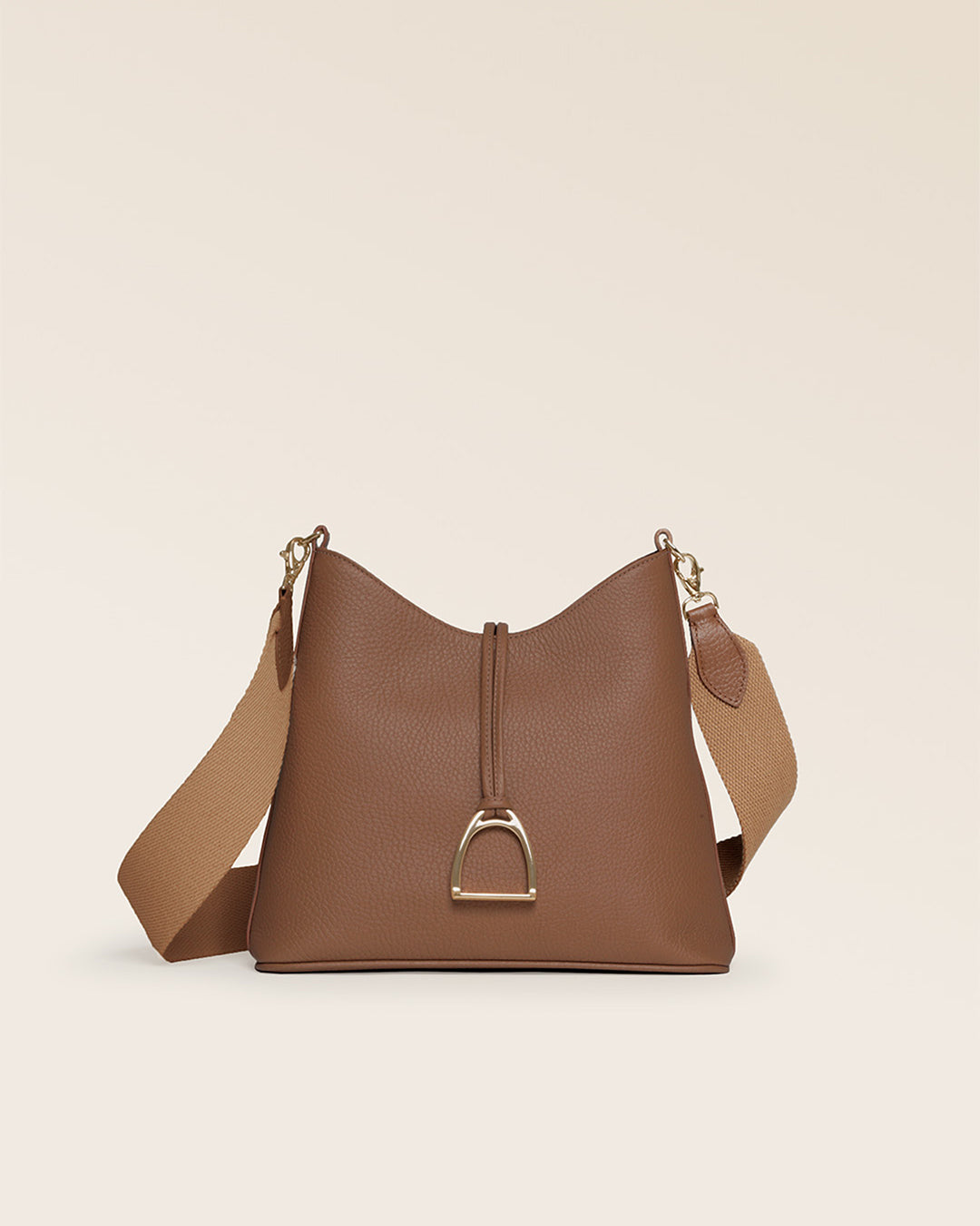 Notre sac Cob Renouard dans sa version Petit modèle, cuir façon vigogne fauve et bandoulière coton ; vu de face en studio.