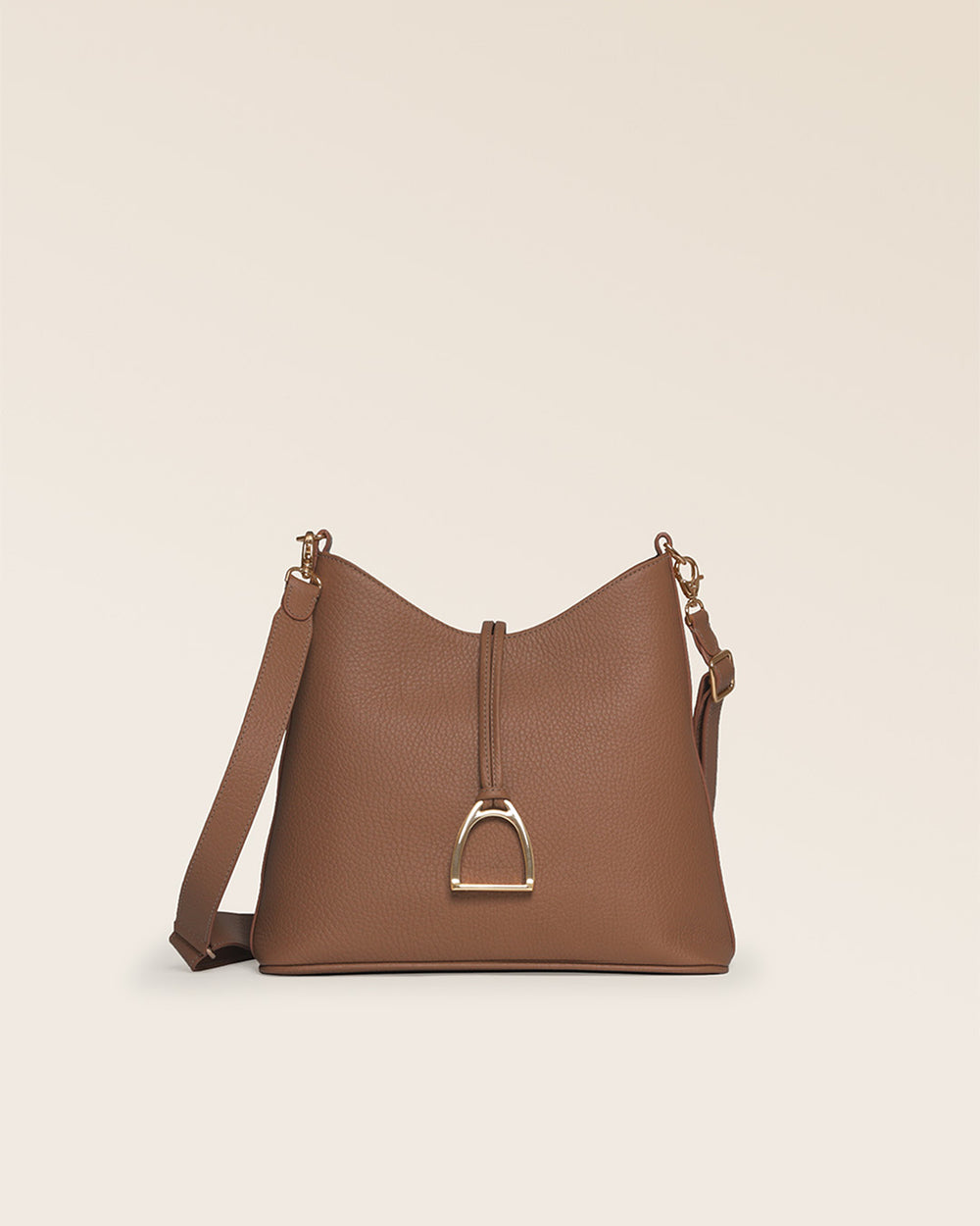 Notre sac Cob Renouard dans sa version Petit modèle, cuir façon vigogne fauve et bandoulière cuir ; vu de face en studio.