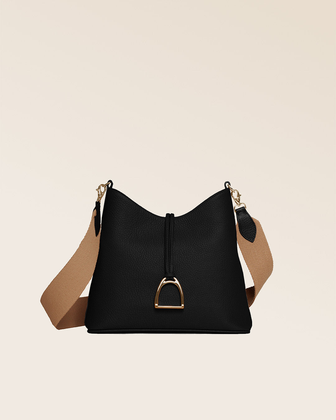 Notre sac Cob Renouard dans sa version Petit modèle, en cuir façon vigogne noir, accessoires dorés et bandoulière coton ; vu de face en studio.