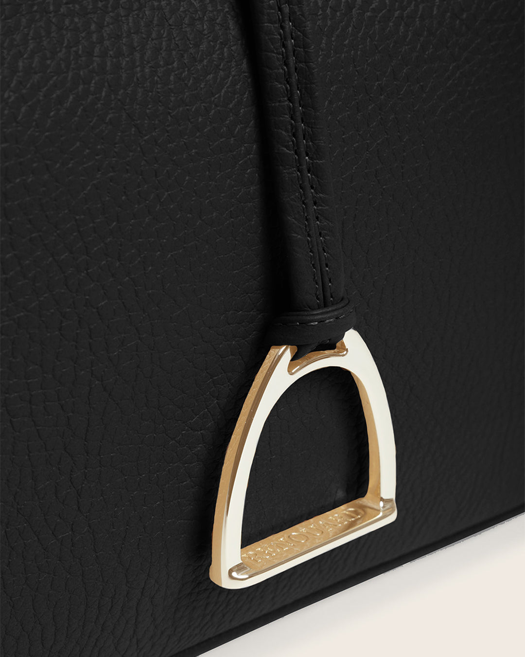 Notre sac Cob Renouard dans sa version Petit modèle, en cuir façon vigogne noir, accessoires dorés et bandoulière cuir ; vu de près en studio.