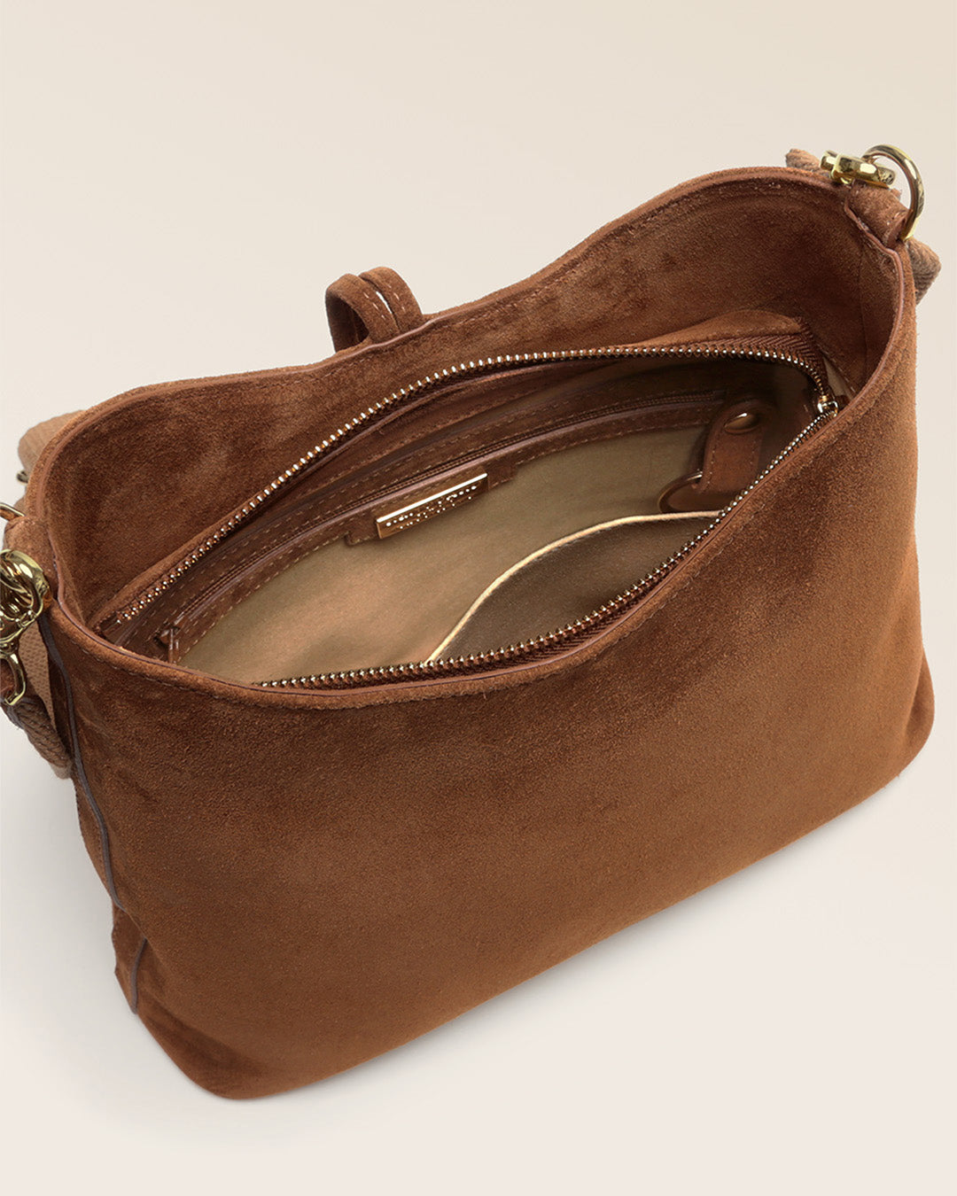 Notre sac Cob Renouard dans sa version petit modèle, cuir veau velours noisette et bandoulière coton camel ; vu ouvert en studio.