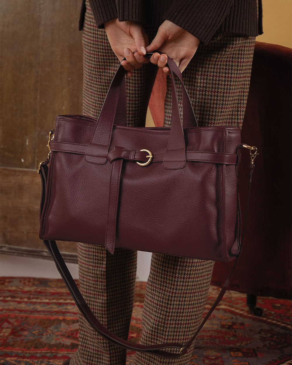 Notre sac Constance Renouard en cuir façon vigogne bordeaux, vu porté par notre mannequin.
