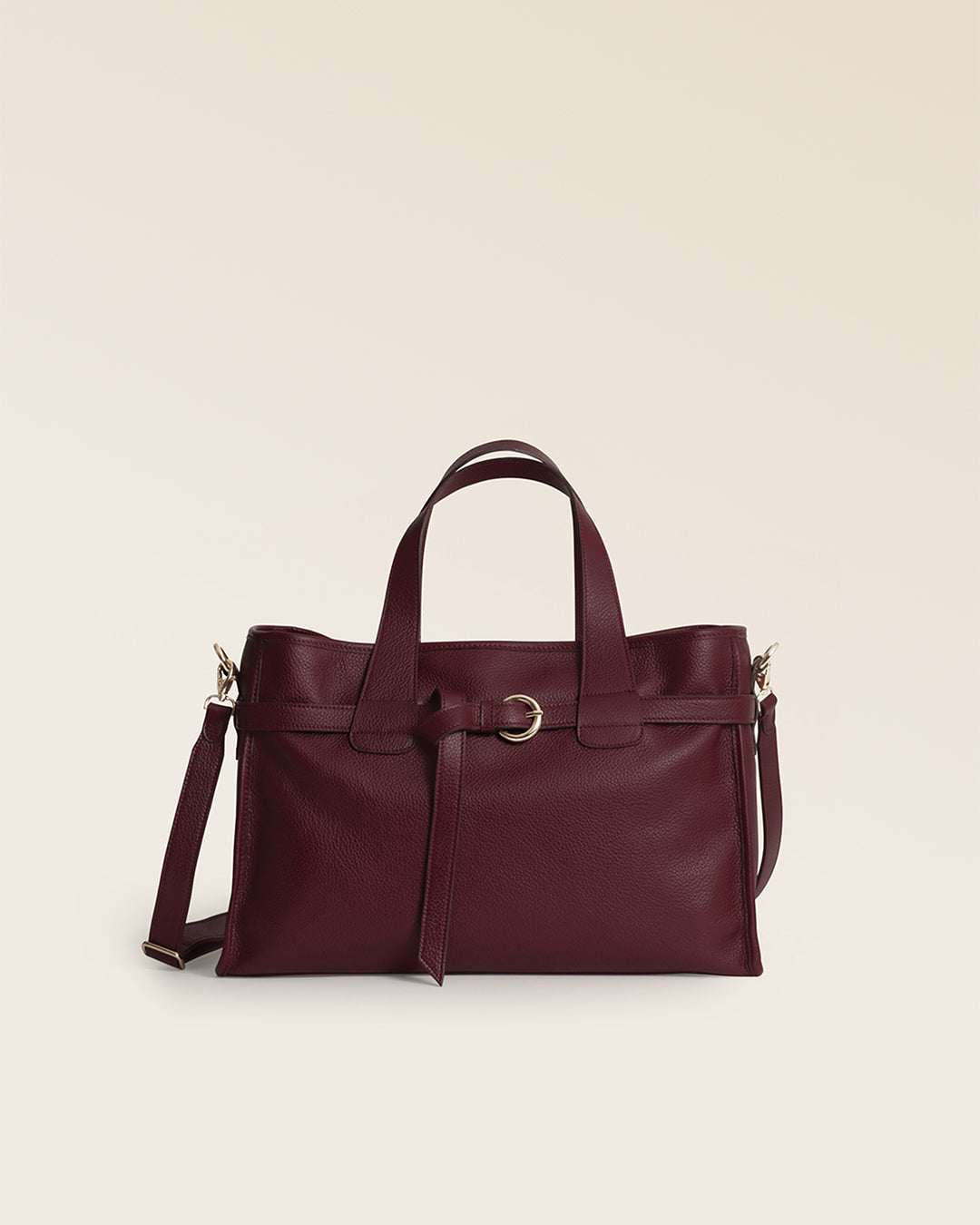 Notre sac Constance Renouard en cuir façon vigogne bordeaux, vu de face en studio.