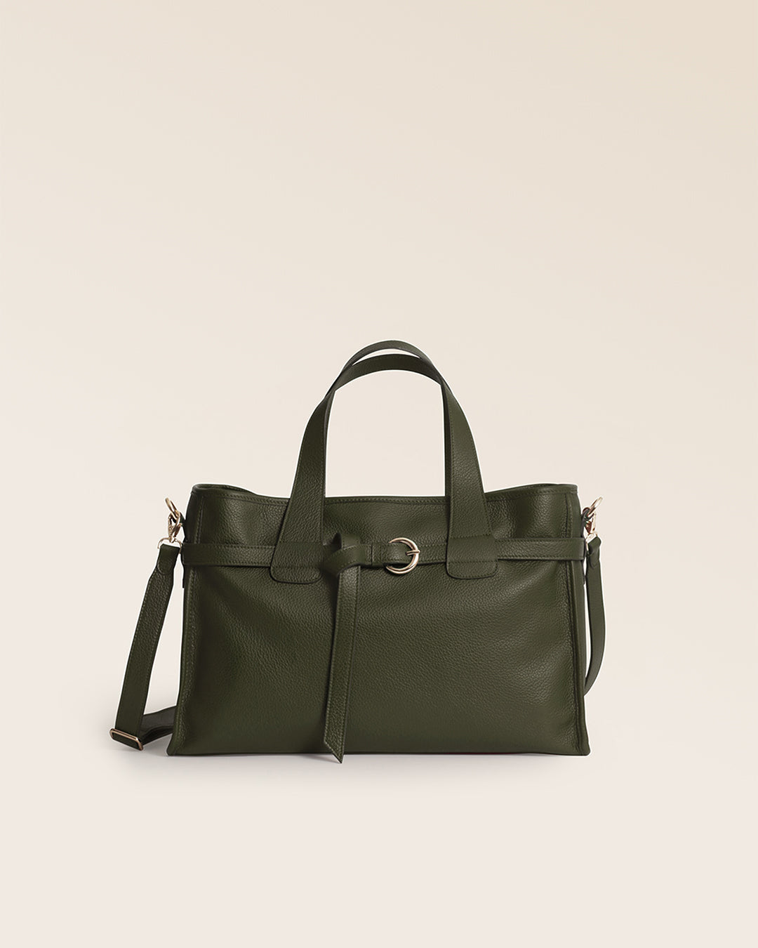 Notre sac Constance Renouard en cuir façon vigogne kaki, vu de face en studio.