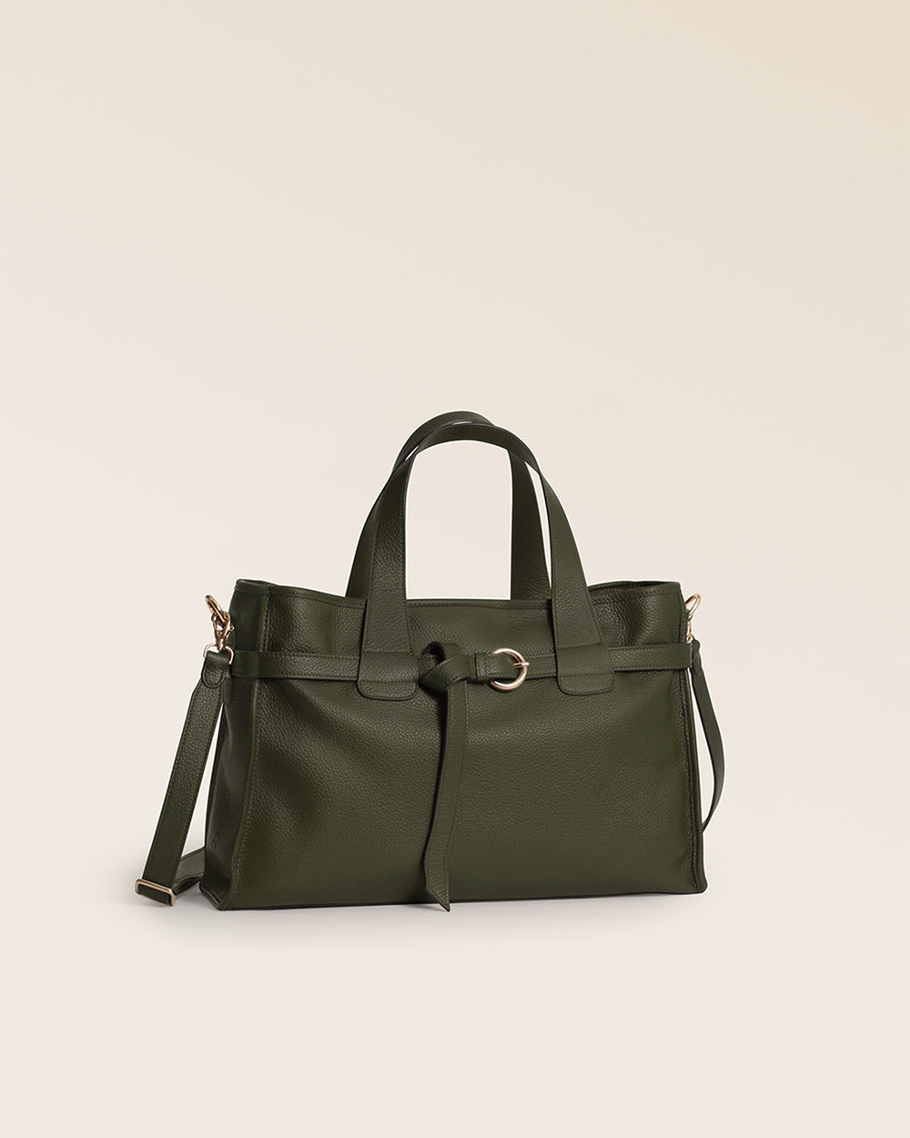 Notre sac Constance Renouard en cuir façon vigogne kaki, vu de quart en studio.