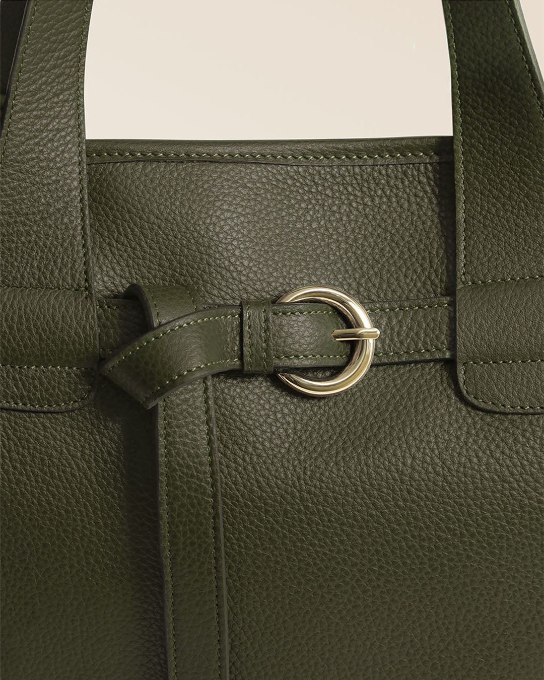 Notre sac Constance Renouard en cuir façon vigogne kaki, vu en détail en studio.