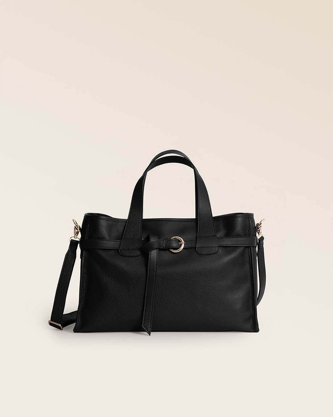 Notre sac Constance Renouard en cuir façon vigogne noir, vu de face en studio.