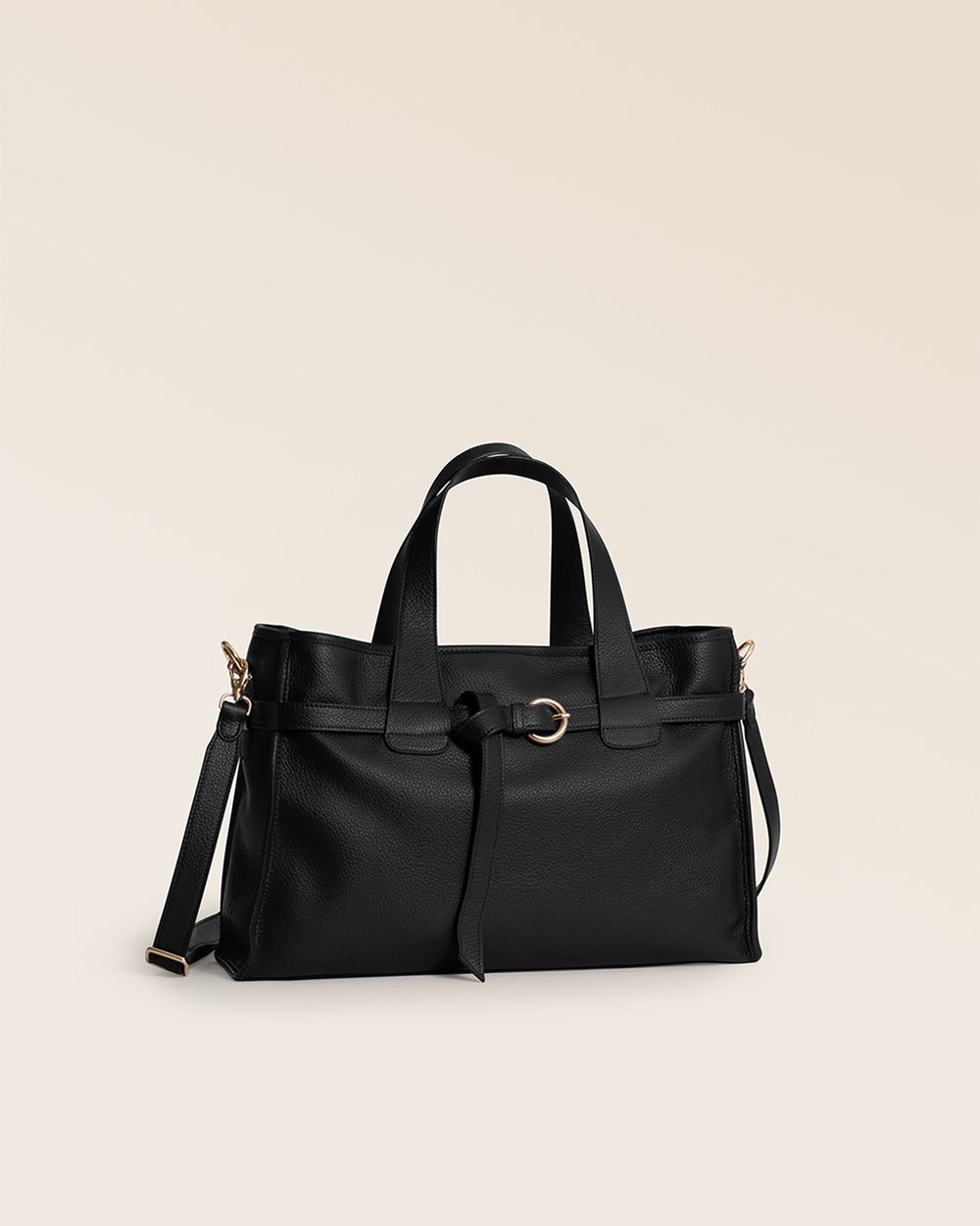 Notre sac Constance Renouard en cuir façon vigogne noir, vu de quart en studio.
