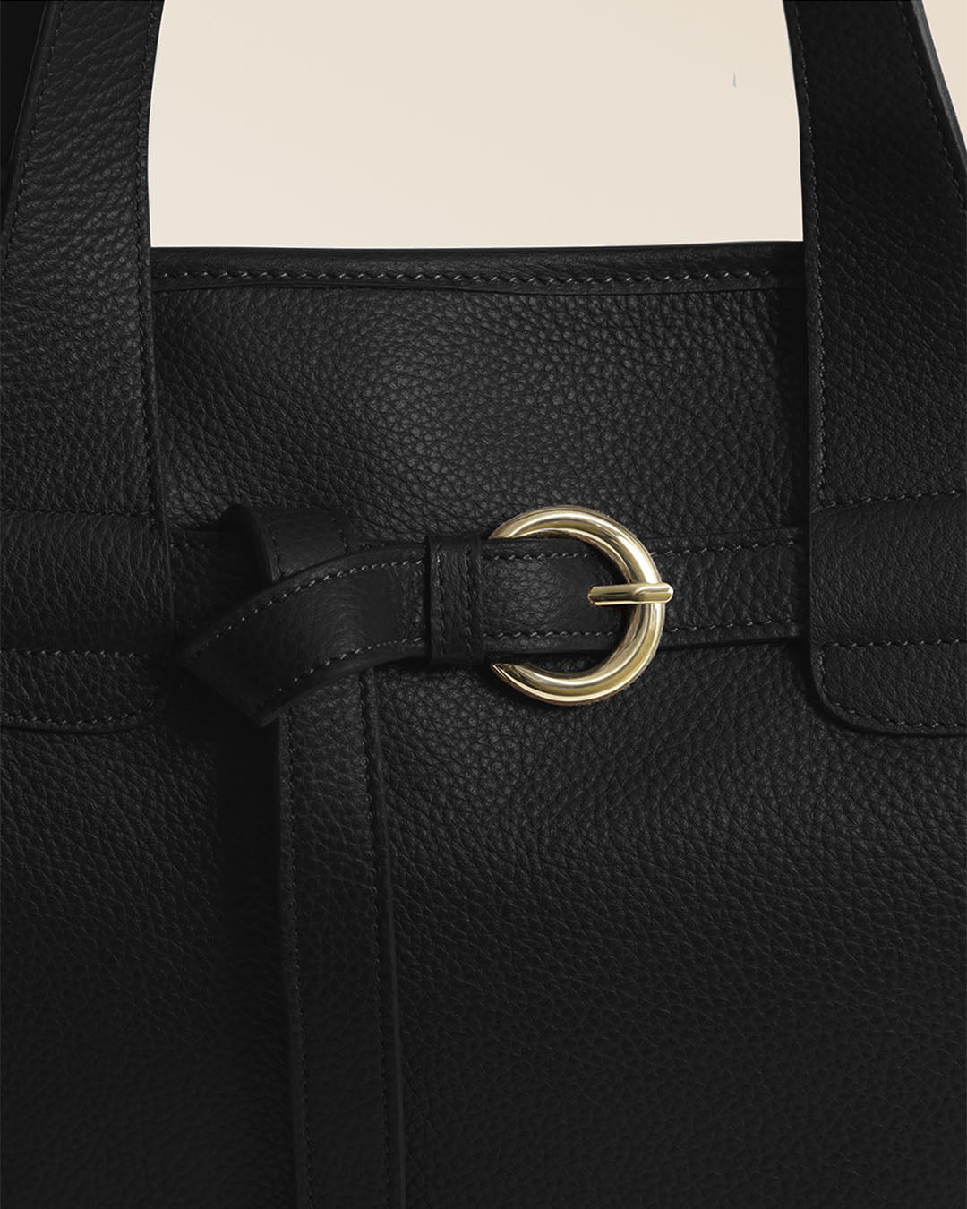 Notre sac Constance Renouard en cuir façon vigogne noir, vu en détail en studio.