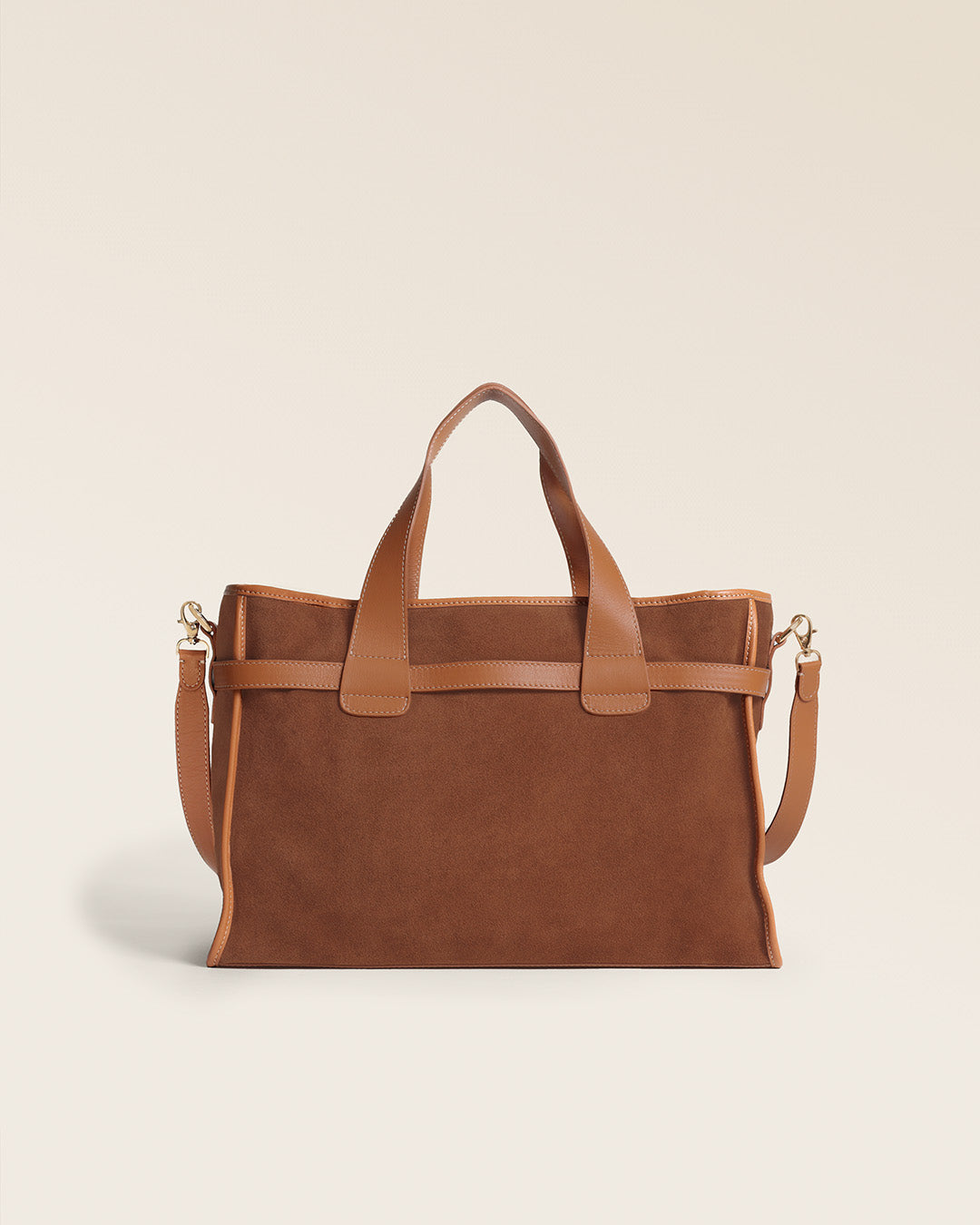 Le sac Constance Renouard en cuir veau velours noisette et cuir lisse camel, vu de dos en studio.