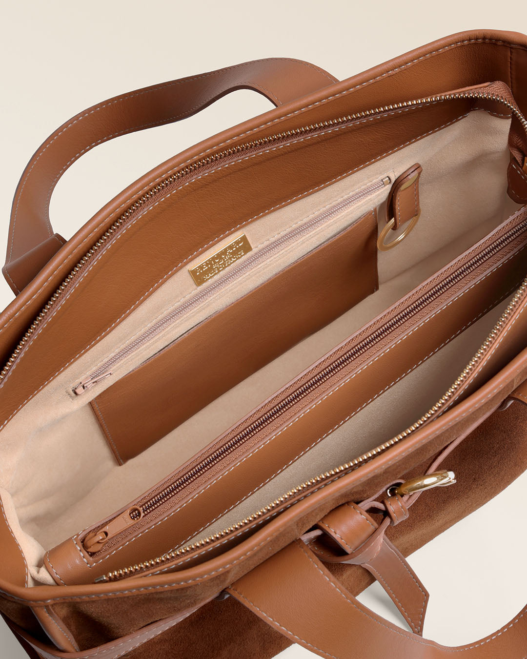 Le sac Constance Renouard en cuir veau velours noisette et cuir lisse camel, vu ouvert en studio.