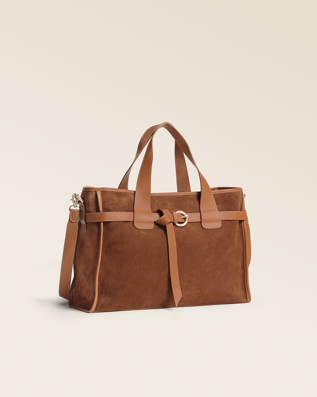 Le sac Constance Renouard en cuir veau velours noisette et cuir lisse camel, vu de quart en studio.