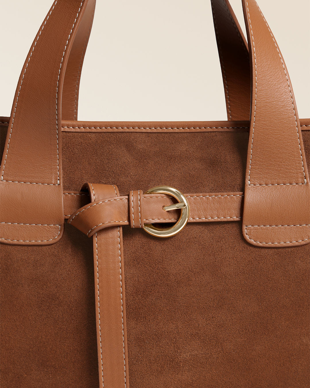 Le sac Constance Renouard en cuir veau velours noisette et cuir lisse camel, vu en détails en studio.