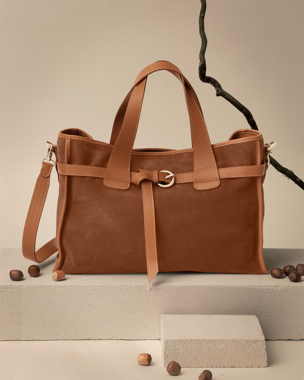 Le sac Constance Renouard en cuir veau velours noisette et cuir lisse camel, vu de face en ambiance.