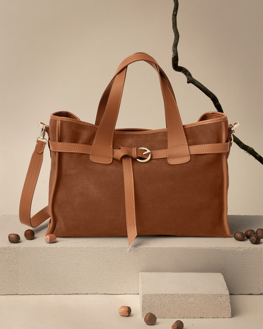 Le sac Constance Renouard en cuir veau velours noisette et cuir lisse camel, vu de face en ambiance.