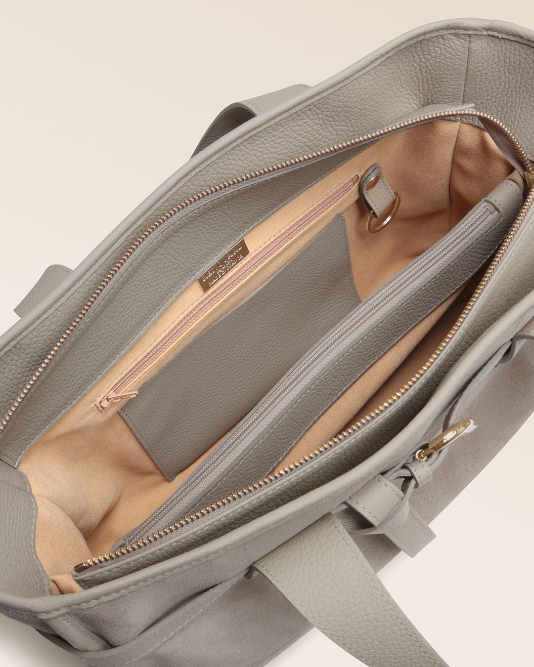 Notre sac Constance Renouard en cuir veau velours taupe et cuir façon vigogne corde, vu de l'intérieur en studio.