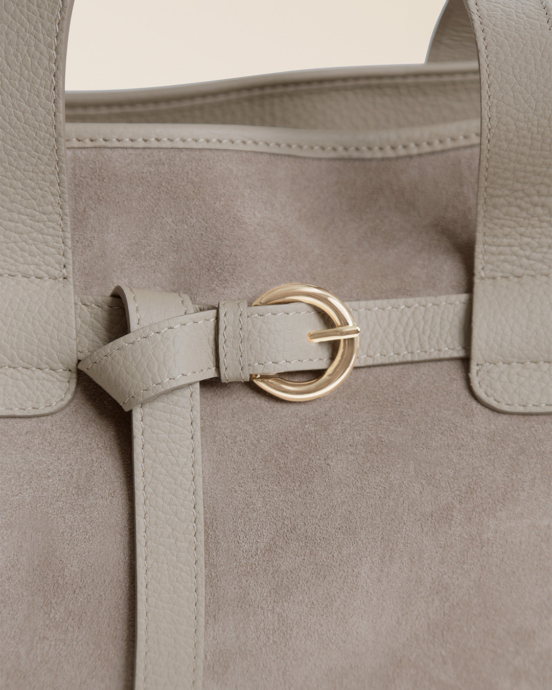 Notre sac Constance Renouard en cuir veau velours taupe et cuir façon vigogne corde, vu de près en studio.