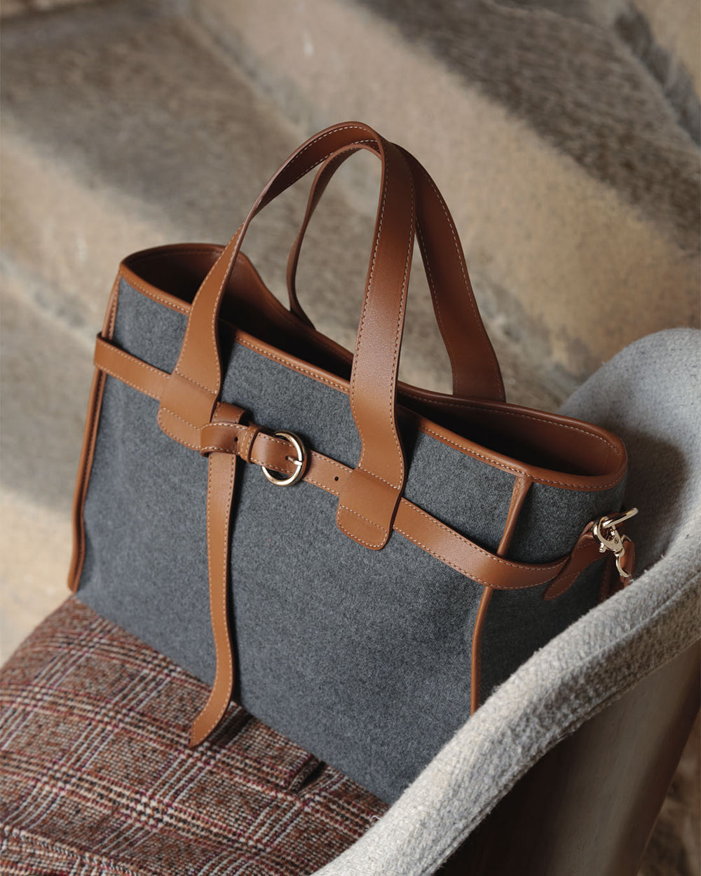 Notre sac Constance Renouard en toile flanelle grise et cuir vintage camel, vu en ambiance.