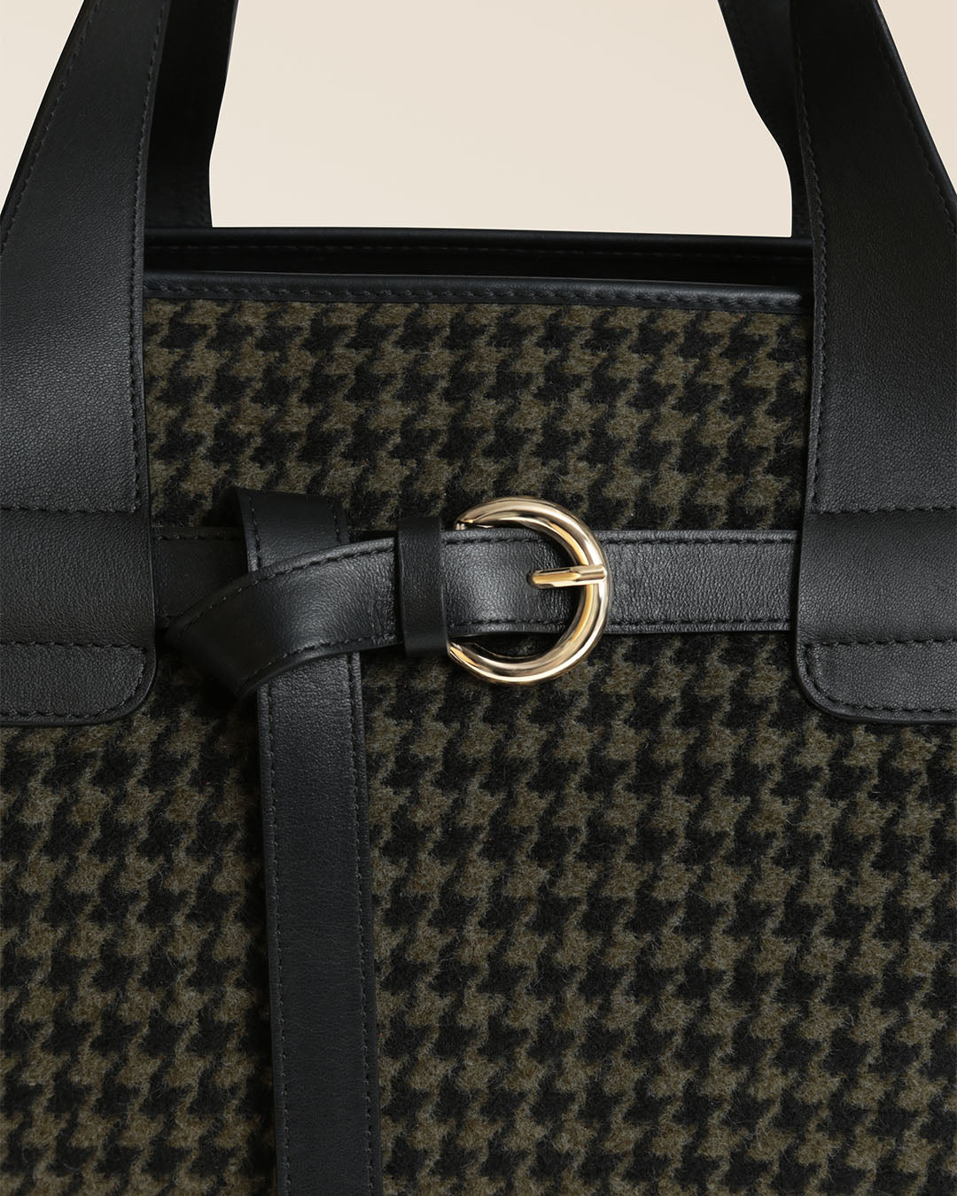 Notre sac Constance Renouard en toile Windsor, un pied de poule kaki et noir, vu en détail en studio.