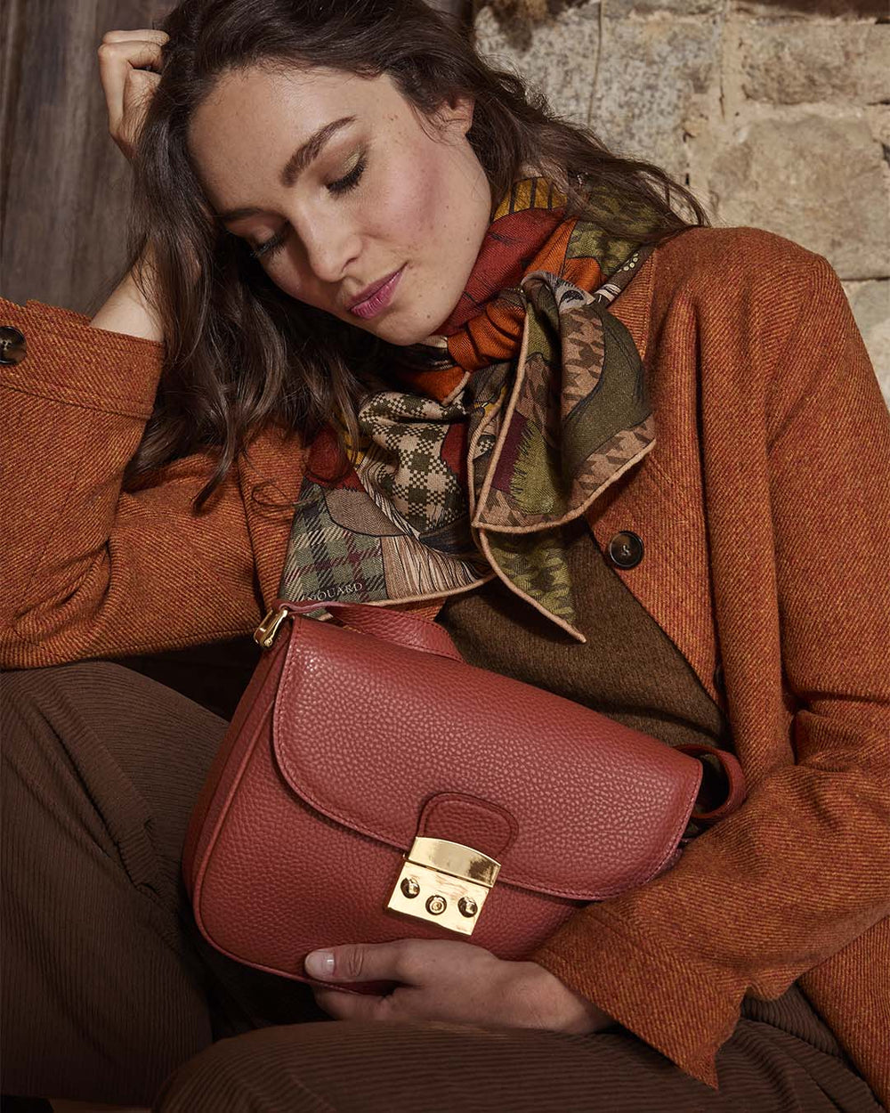 Notre sac Cornouaille Renouard en cuir façon vigogne terracotta vu porté par notre mannequin. 